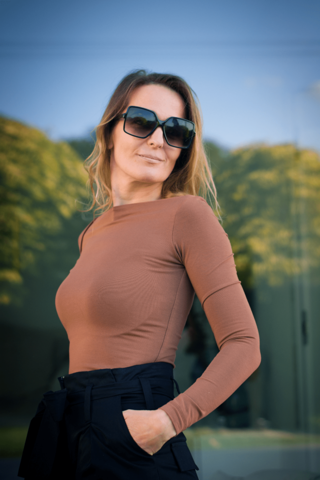 Slim fit top s prekríženými ramenami dvojvrstvový