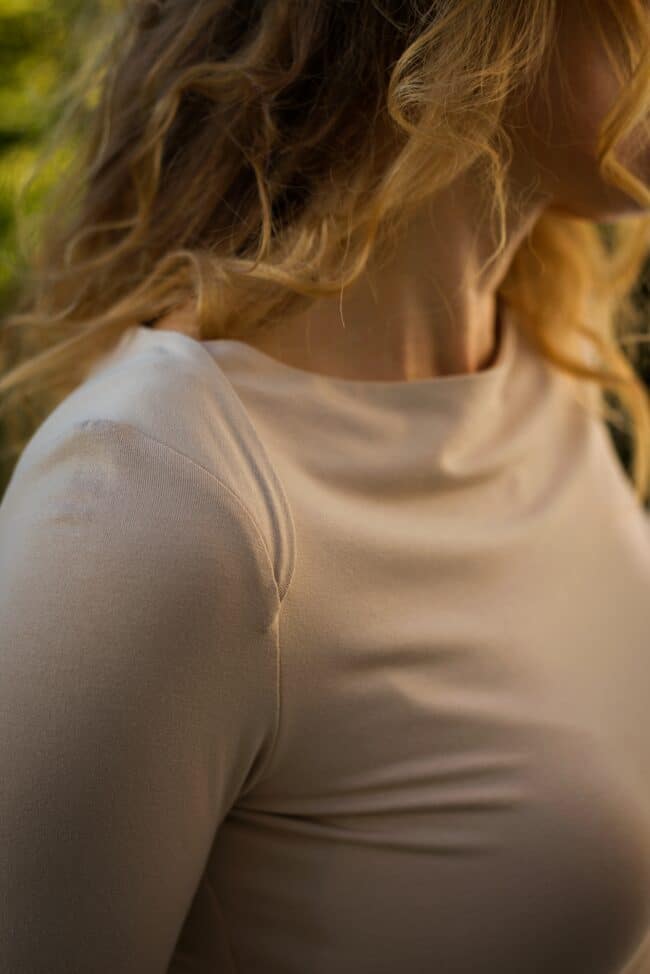 Slim fit top s prekríženými ramenami dvojvrstvový v zľave vo farbe latte
