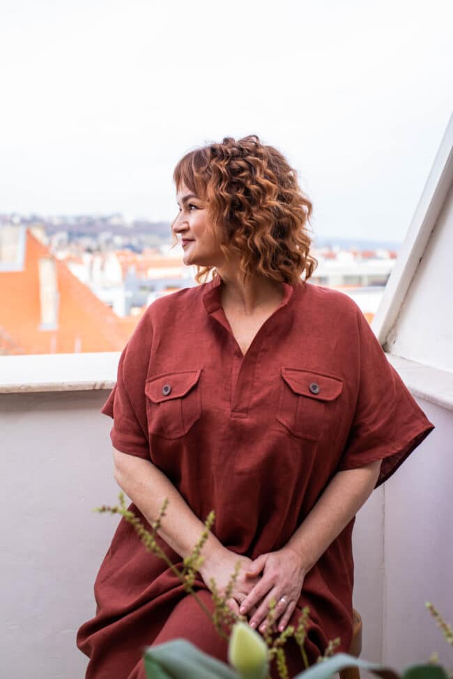 Safari šaty z ľanu alebo tencelu v tehlovej farbe, pohodlné a nadčasové, ideálne na cestovanie a leto.